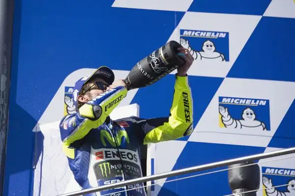 Cal Crutchlow ha vinto il Gran Premio d'Australia a Phillip Island. Il centauro della Honda ha tagliato il traguardo davanti a uno scatenato Valentino Rossi.