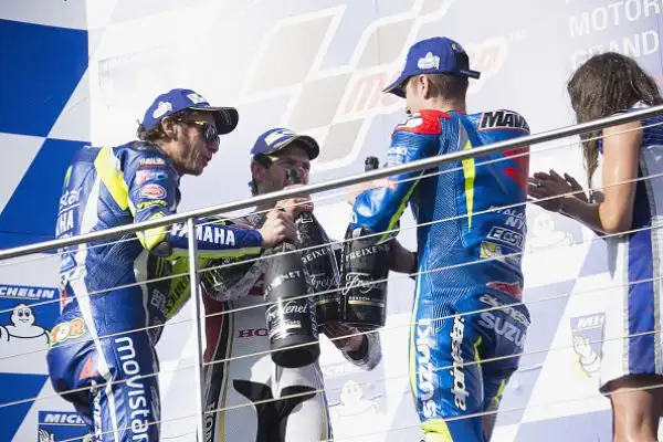 Cal Crutchlow ha vinto il Gran Premio d'Australia a Phillip Island. Il centauro della Honda ha tagliato il traguardo davanti a uno scatenato Valentino Rossi.