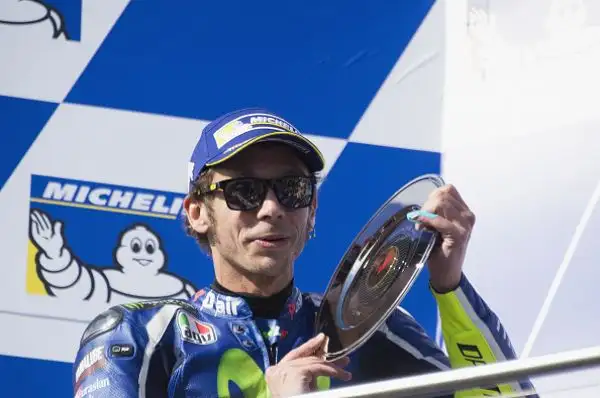 Cal Crutchlow ha vinto il Gran Premio d'Australia a Phillip Island. Il centauro della Honda ha tagliato il traguardo davanti a uno scatenato Valentino Rossi.