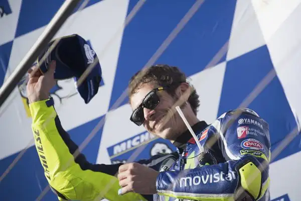 Cal Crutchlow ha vinto il Gran Premio d'Australia a Phillip Island. Il centauro della Honda ha tagliato il traguardo davanti a uno scatenato Valentino Rossi.