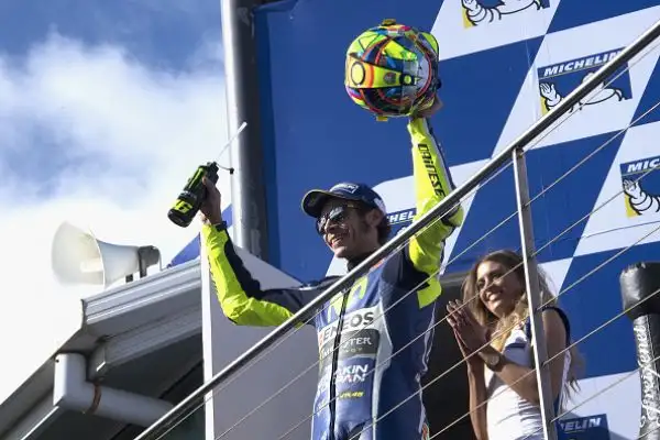 Cal Crutchlow ha vinto il Gran Premio d'Australia a Phillip Island. Il centauro della Honda ha tagliato il traguardo davanti a uno scatenato Valentino Rossi.