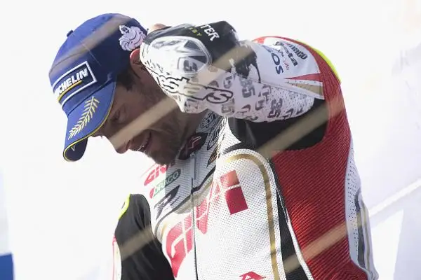 Cal Crutchlow ha vinto il Gran Premio d'Australia a Phillip Island. Il centauro della Honda ha tagliato il traguardo davanti a uno scatenato Valentino Rossi.