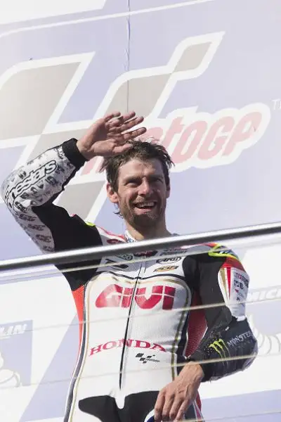 Cal Crutchlow ha vinto il Gran Premio d'Australia a Phillip Island. Il centauro della Honda ha tagliato il traguardo davanti a uno scatenato Valentino Rossi.