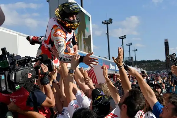 Marquez è già campione, Lorenzo e Vale ko. Incredibile epilogo del Gran Premio del Giappone, trionfa il centauro della Honda.