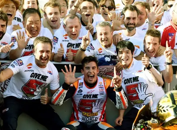 Marquez è già campione, Lorenzo e Vale ko. Incredibile epilogo del Gran Premio del Giappone, trionfa il centauro della Honda.