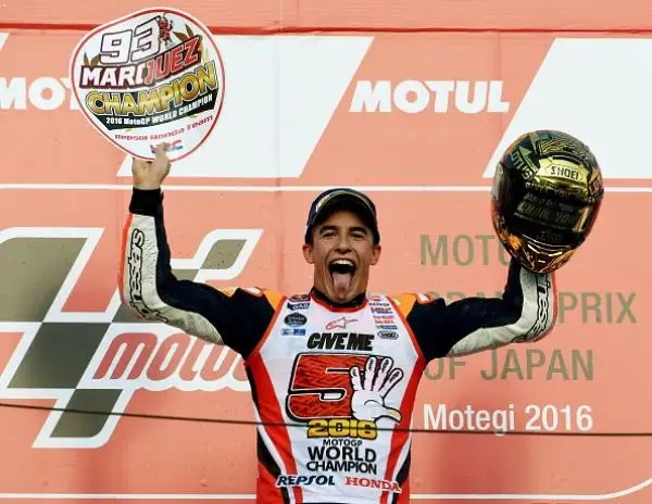 Marquez è già campione, Lorenzo e Vale ko. Incredibile epilogo del Gran Premio del Giappone, trionfa il centauro della Honda.