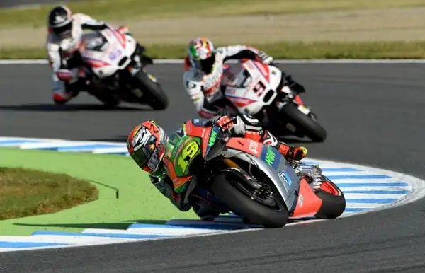 Marquez è già campione, Lorenzo e Vale ko. Incredibile epilogo del Gran Premio del Giappone, trionfa il centauro della Honda.