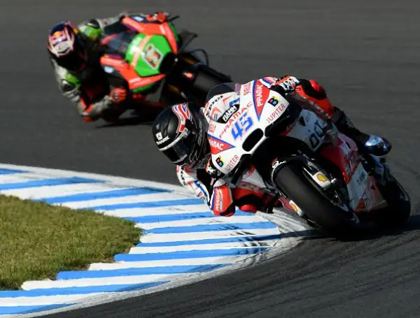Marquez è già campione, Lorenzo e Vale ko. Incredibile epilogo del Gran Premio del Giappone, trionfa il centauro della Honda.