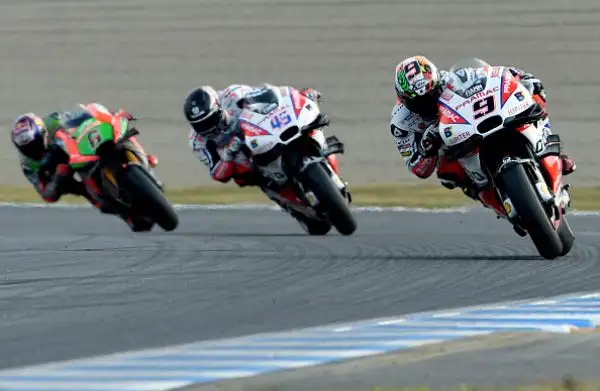 Marquez è già campione, Lorenzo e Vale ko. Incredibile epilogo del Gran Premio del Giappone, trionfa il centauro della Honda.