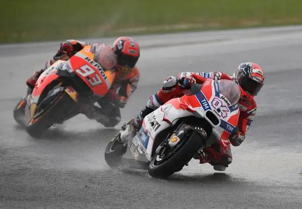 Dovizioso vince dopo 7 anni, Rossi secondo. In Malesia a terra sia Marquez sia Iannone.