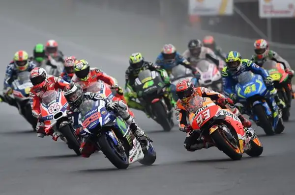 Dovizioso vince dopo 7 anni, Rossi secondo. In Malesia a terra sia Marquez sia Iannone.