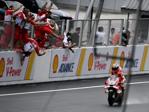 Dovizioso vince dopo 7 anni, Rossi secondo. In Malesia a terra sia Marquez sia Iannone.