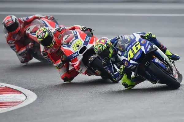 Dovizioso vince dopo 7 anni, Rossi secondo. In Malesia a terra sia Marquez sia Iannone.