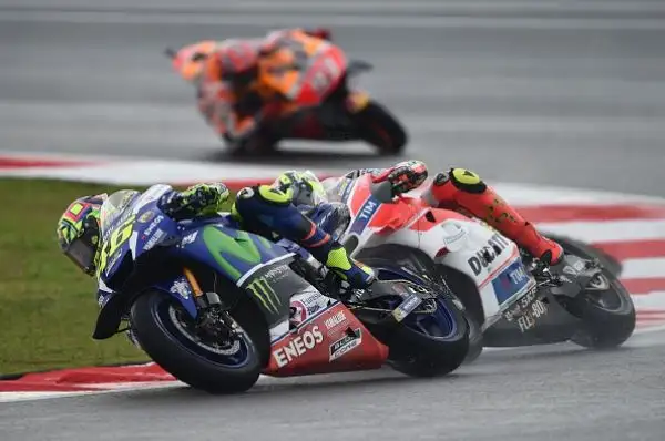 Dovizioso vince dopo 7 anni, Rossi secondo. In Malesia a terra sia Marquez sia Iannone.