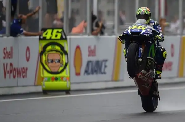 Dovizioso vince dopo 7 anni, Rossi secondo. In Malesia a terra sia Marquez sia Iannone.
