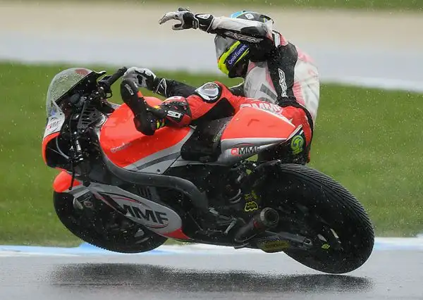 Prove iniziate all'insegna del maltempo, con Crutchlow davanti a Petrucci e Miller, nel pomeriggio le avverse condizioni meteo hanno spinto gli organizzatori ad annullare la seconda sessione.