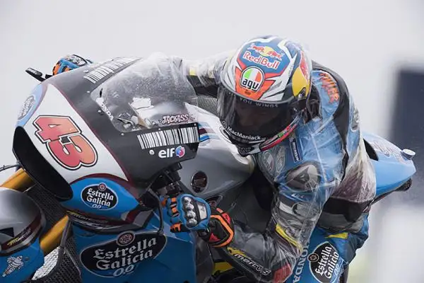 Prove iniziate all'insegna del maltempo, con Crutchlow davanti a Petrucci e Miller, nel pomeriggio le avverse condizioni meteo hanno spinto gli organizzatori ad annullare la seconda sessione.