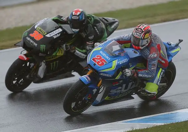 Prove iniziate all'insegna del maltempo, con Crutchlow davanti a Petrucci e Miller, nel pomeriggio le avverse condizioni meteo hanno spinto gli organizzatori ad annullare la seconda sessione.