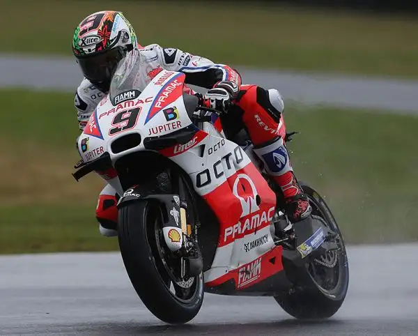 Prove iniziate all'insegna del maltempo, con Crutchlow davanti a Petrucci e Miller, nel pomeriggio le avverse condizioni meteo hanno spinto gli organizzatori ad annullare la seconda sessione.