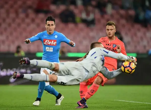 Tre punti più sofferti del previsto per il Napoli, impegnato in casa contro l'Empoli: la squadra di Sarri si impone per 2-0 con Mertens e Chiriches