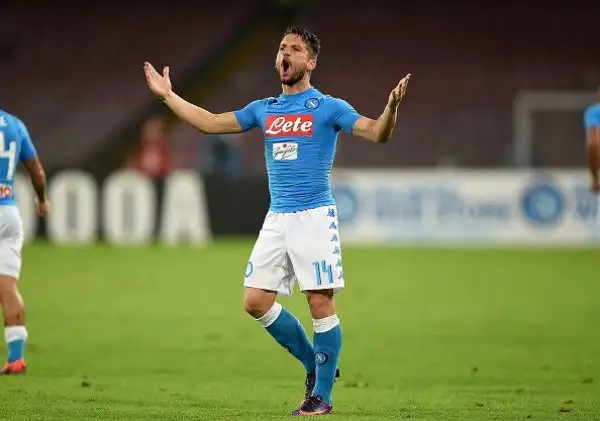 Tre punti più sofferti del previsto per il Napoli, impegnato in casa contro l'Empoli: la squadra di Sarri si impone per 2-0 con Mertens e Chiriches