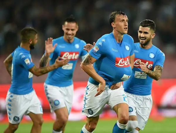 Tre punti più sofferti del previsto per il Napoli, impegnato in casa contro l'Empoli: la squadra di Sarri si impone per 2-0 con Mertens e Chiriches