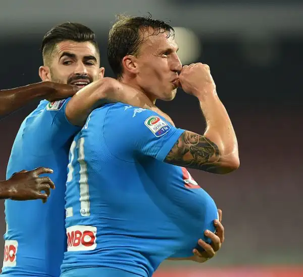 Tre punti più sofferti del previsto per il Napoli, impegnato in casa contro l'Empoli: la squadra di Sarri si impone per 2-0 con Mertens e Chiriches