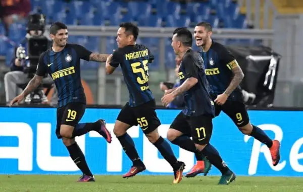 Bella partita all'Olimpico con la Roma subito in vantaggio con Dzeko e l'Inter che insegue a lungo fino al pari di Banega. Nel finale Manolas regala i tre punti alla Roma.