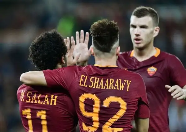 La Roma rispetta il pronostico e fa suo con facilità il posticipo della nona giornata con le reti di Dzeko, Salah, Parfedese ed El Shaarawy. Di Quaison il gol rosanero.