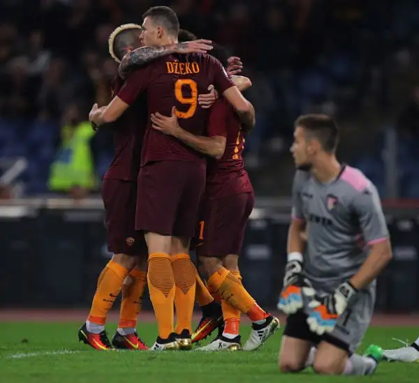 La Roma rispetta il pronostico e fa suo con facilità il posticipo della nona giornata con le reti di Dzeko, Salah, Parfedese ed El Shaarawy. Di Quaison il gol rosanero.