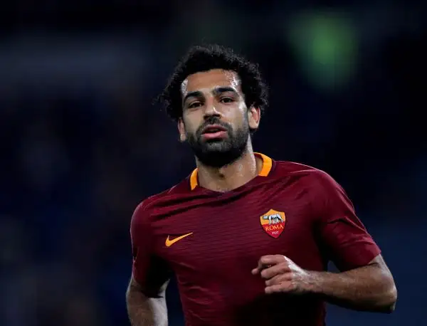 La Roma rispetta il pronostico e fa suo con facilità il posticipo della nona giornata con le reti di Dzeko, Salah, Parfedese ed El Shaarawy. Di Quaison il gol rosanero.