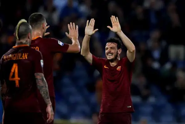 La Roma rispetta il pronostico e fa suo con facilità il posticipo della nona giornata con le reti di Dzeko, Salah, Parfedese ed El Shaarawy. Di Quaison il gol rosanero.