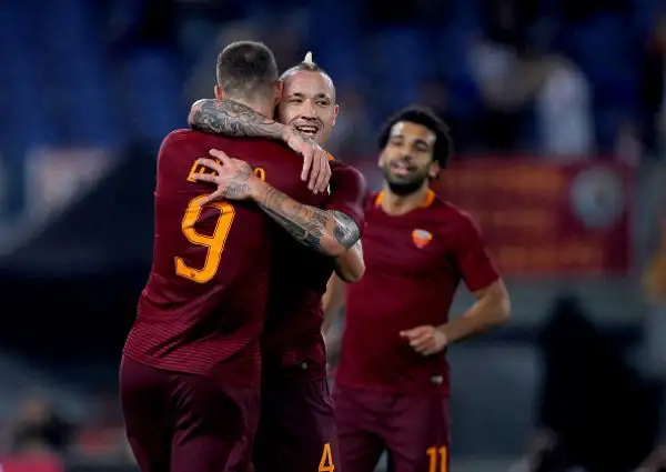 La Roma rispetta il pronostico e fa suo con facilità il posticipo della nona giornata con le reti di Dzeko, Salah, Parfedese ed El Shaarawy. Di Quaison il gol rosanero.