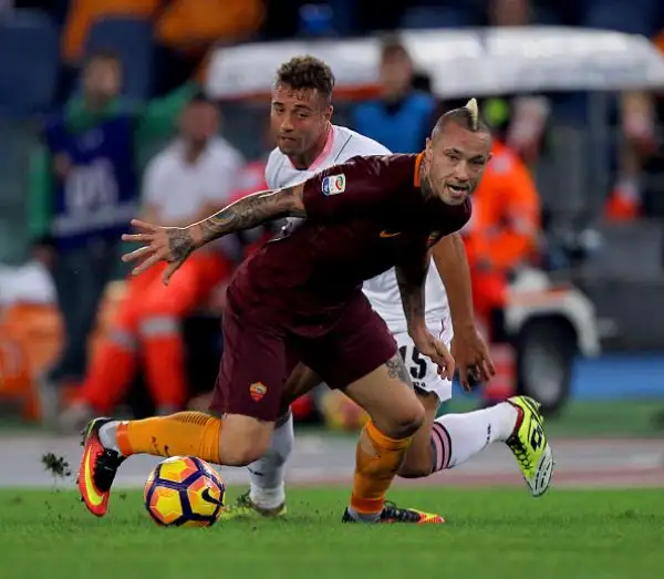 La Roma rispetta il pronostico e fa suo con facilità il posticipo della nona giornata con le reti di Dzeko, Salah, Parfedese ed El Shaarawy. Di Quaison il gol rosanero.