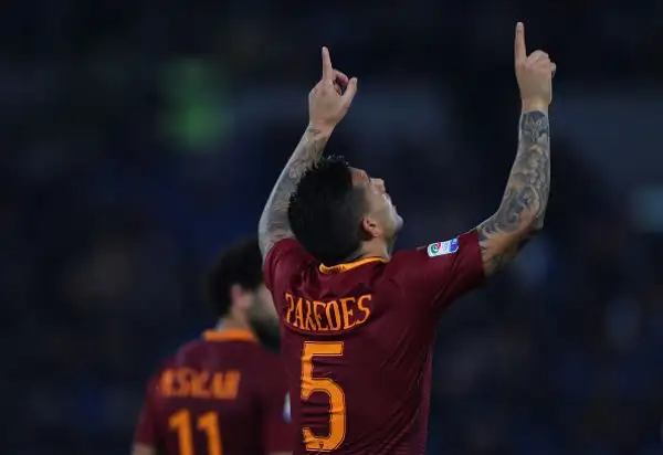 La Roma rispetta il pronostico e fa suo con facilità il posticipo della nona giornata con le reti di Dzeko, Salah, Parfedese ed El Shaarawy. Di Quaison il gol rosanero.
