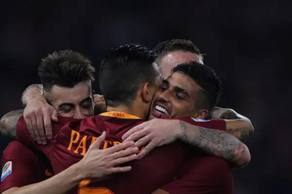 La Roma rispetta il pronostico e fa suo con facilità il posticipo della nona giornata con le reti di Dzeko, Salah, Parfedese ed El Shaarawy. Di Quaison il gol rosanero.
