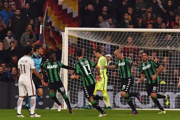 Successo in rimonta per la Roma, che sotto 1-0 (Cannavaro) si sveglia, colpisce due traverse e poi ribalta la partita e vince 3-1 con la doppietta di Dzeko e Nainggolan.