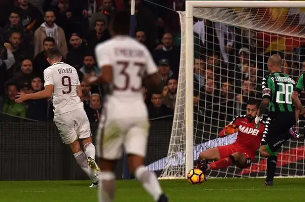 Successo in rimonta per la Roma, che sotto 1-0 (Cannavaro) si sveglia, colpisce due traverse e poi ribalta la partita e vince 3-1 con la doppietta di Dzeko e Nainggolan.