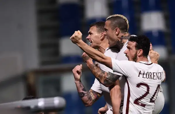 Successo in rimonta per la Roma, che sotto 1-0 (Cannavaro) si sveglia, colpisce due traverse e poi ribalta la partita e vince 3-1 con la doppietta di Dzeko e Nainggolan.