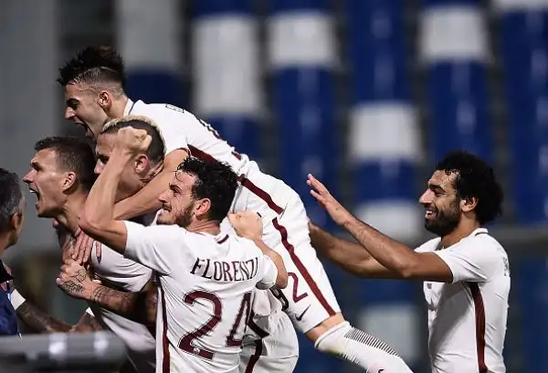 Successo in rimonta per la Roma, che sotto 1-0 (Cannavaro) si sveglia, colpisce due traverse e poi ribalta la partita e vince 3-1 con la doppietta di Dzeko e Nainggolan.
