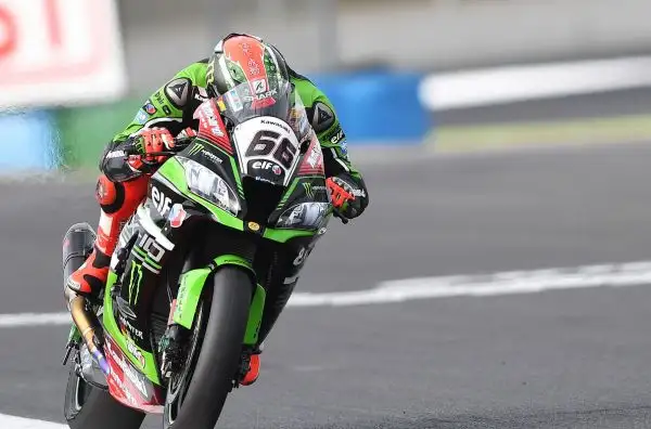 Facciamo un salto a Magny Cours, dove fa tappa il campionato del mondo delle Superbike, grazie alle belle immagini di Otto Moretti.