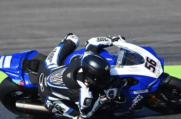 Facciamo un salto a Magny Cours, dove fa tappa il campionato del mondo delle Superbike, grazie alle belle immagini di Otto Moretti.