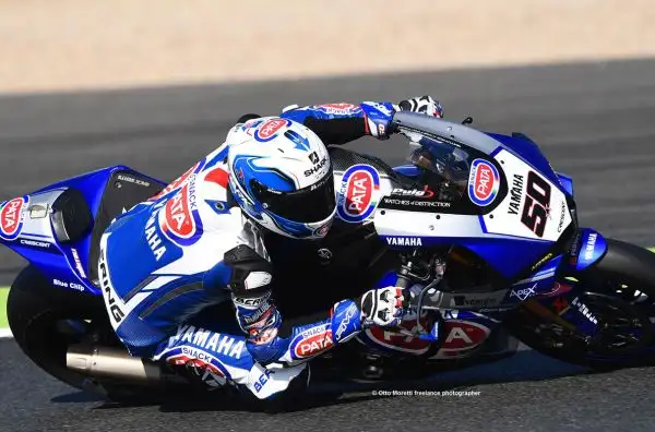 Facciamo un salto a Magny Cours, dove fa tappa il campionato del mondo delle Superbike, grazie alle belle immagini di Otto Moretti.