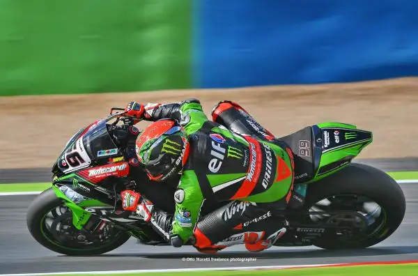 Facciamo un salto a Magny Cours, dove fa tappa il campionato del mondo delle Superbike, grazie alle belle immagini di Otto Moretti.
