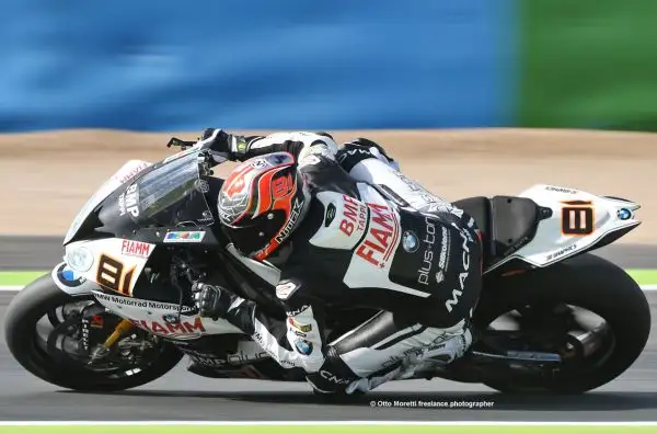 Facciamo un salto a Magny Cours, dove fa tappa il campionato del mondo delle Superbike, grazie alle belle immagini di Otto Moretti.