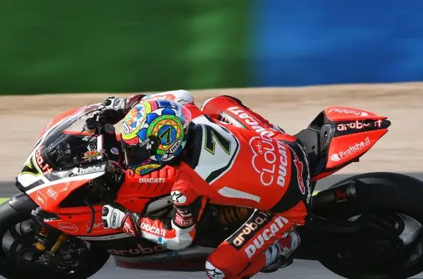 Facciamo un salto a Magny Cours, dove fa tappa il campionato del mondo delle Superbike, grazie alle belle immagini di Otto Moretti.