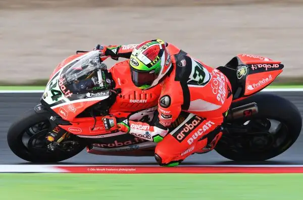 Facciamo un salto a Magny Cours, dove fa tappa il campionato del mondo delle Superbike, grazie alle belle immagini di Otto Moretti.