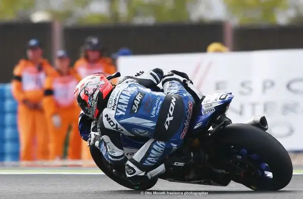 Facciamo un salto a Magny Cours, dove fa tappa il campionato del mondo delle Superbike, grazie alle belle immagini di Otto Moretti.
