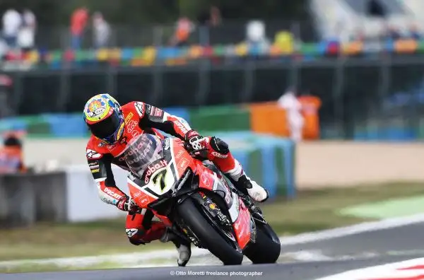 Facciamo un salto a Magny Cours, dove fa tappa il campionato del mondo delle Superbike, grazie alle belle immagini di Otto Moretti.