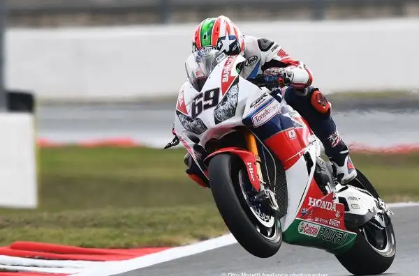 Facciamo un salto a Magny Cours, dove fa tappa il campionato del mondo delle Superbike, grazie alle belle immagini di Otto Moretti.